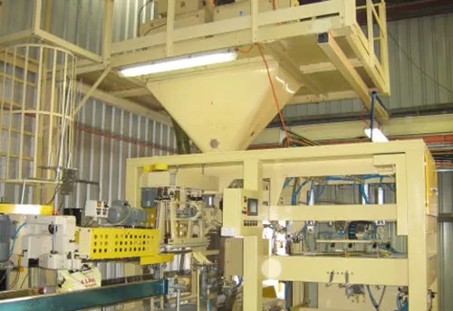 Máy đóng bao tự động trong dây chuyền đóng gói thức ăn chăn nuôi tự động của công ty Riverina