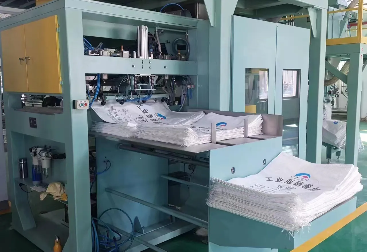 Máy đóng bao miệng hở tự động (2 ngăn nạp bao) + máy xếp bao tự động cho soda Ash (Natri cacbonat) tự động