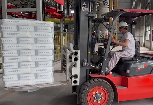 Bao được bọc màng co được vận chuyển bằng xe nâng