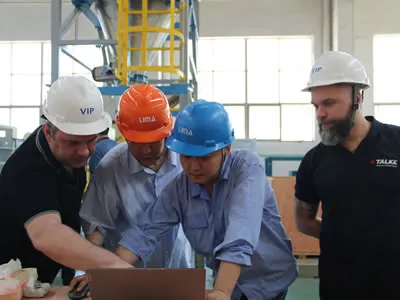 Khách hàng đến công ty để nghiệm thu thiết bị