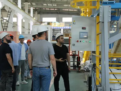 Khách hàng đến công ty để nghiệm thu thiết bị